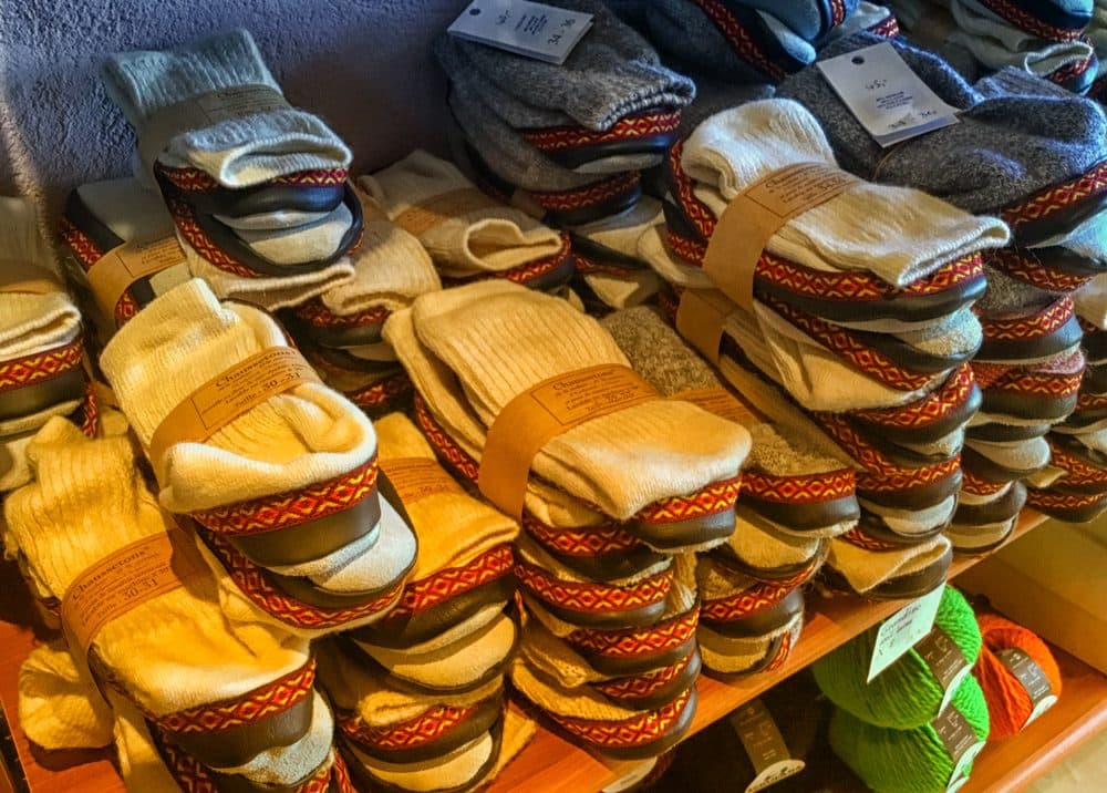 Paniers de pelotes de laine en boutique