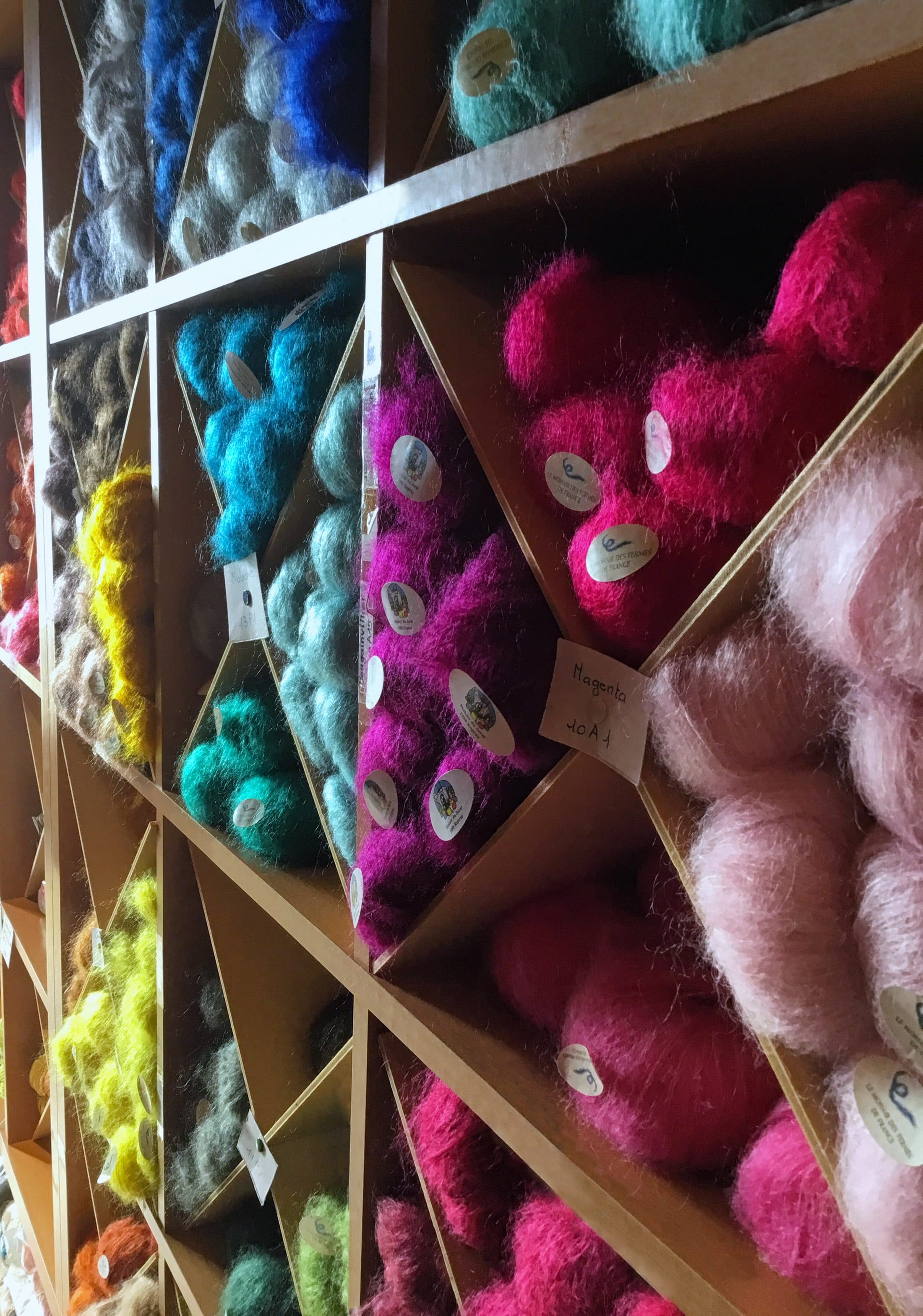 Casiers de pelotes de mohair multicolores en boutique