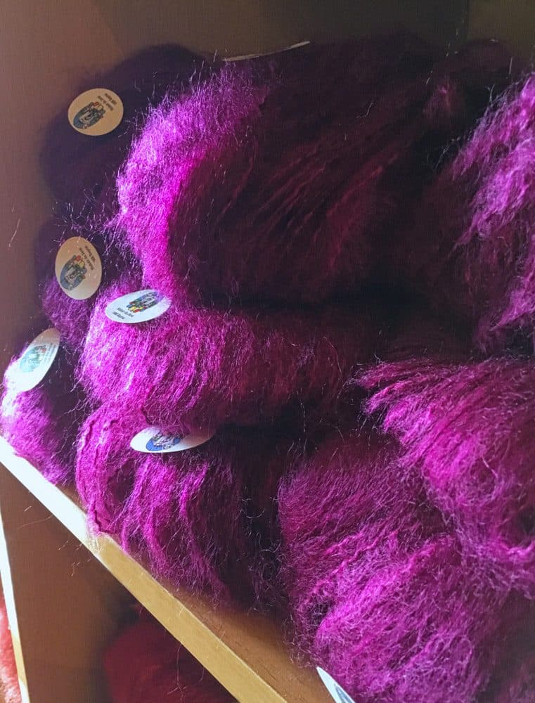 Écheveaux de mohair teintés magenta