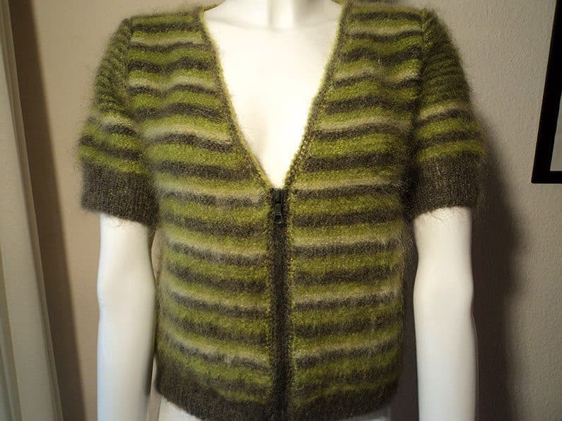 Cardigan en mohair tricoté main, teinte verte